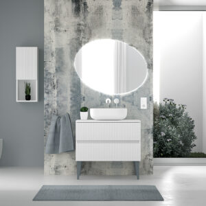 alt="Mobile bagno Koru_K1 con frontali a doghe e lavabo in appoggio"
